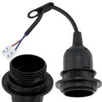 Zapuštěná objímka E27 improvizovaná s drátem a svorkovnicí černé barvy