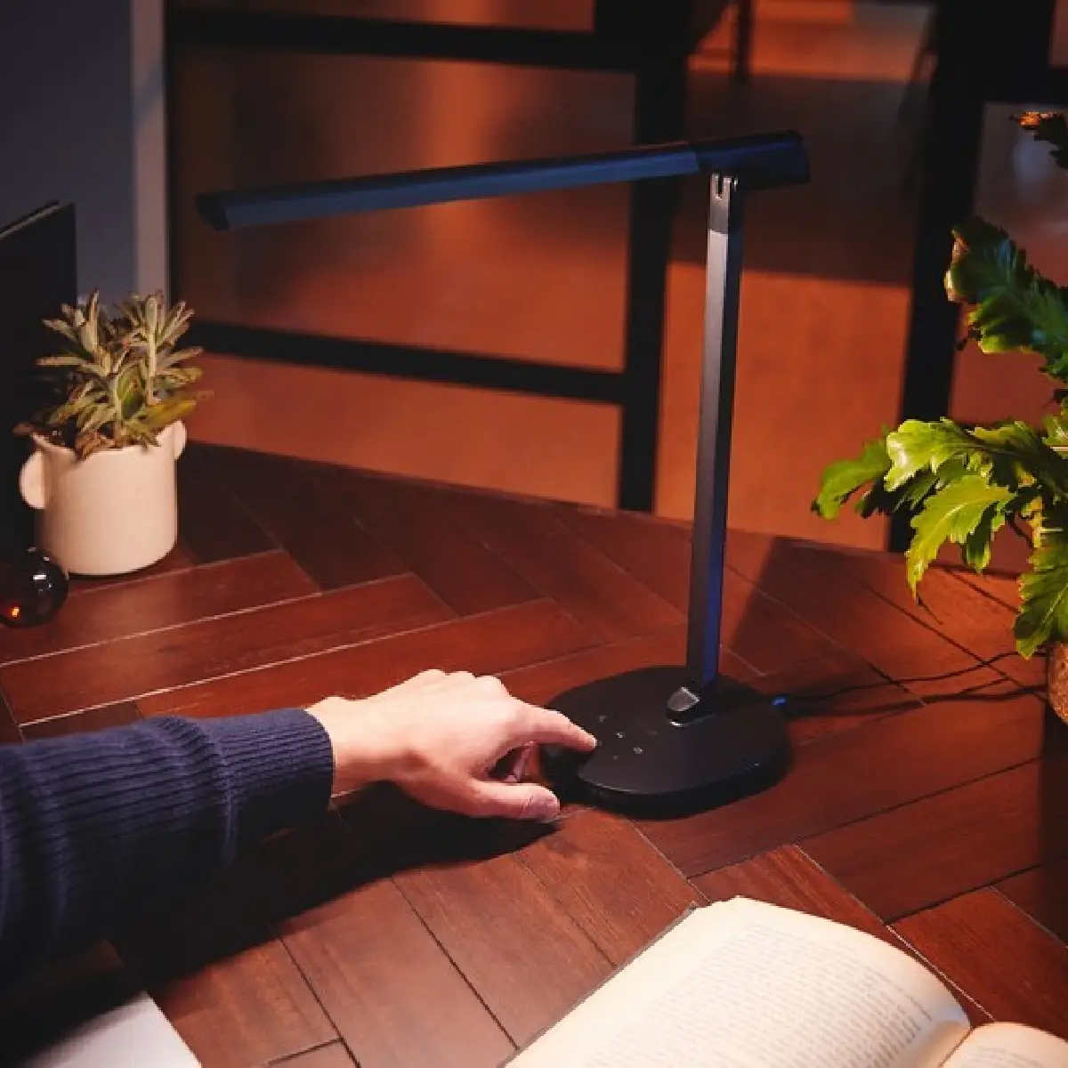 Nastavitelné LED stolní osvětlení – příklad změny úhlu dopadu světla