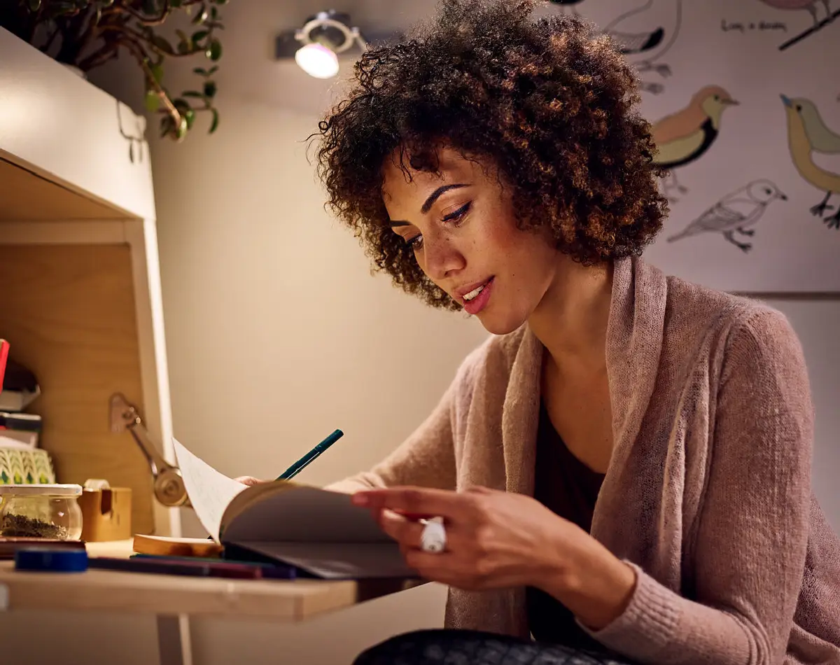 Grafika ženy pracující u stolu