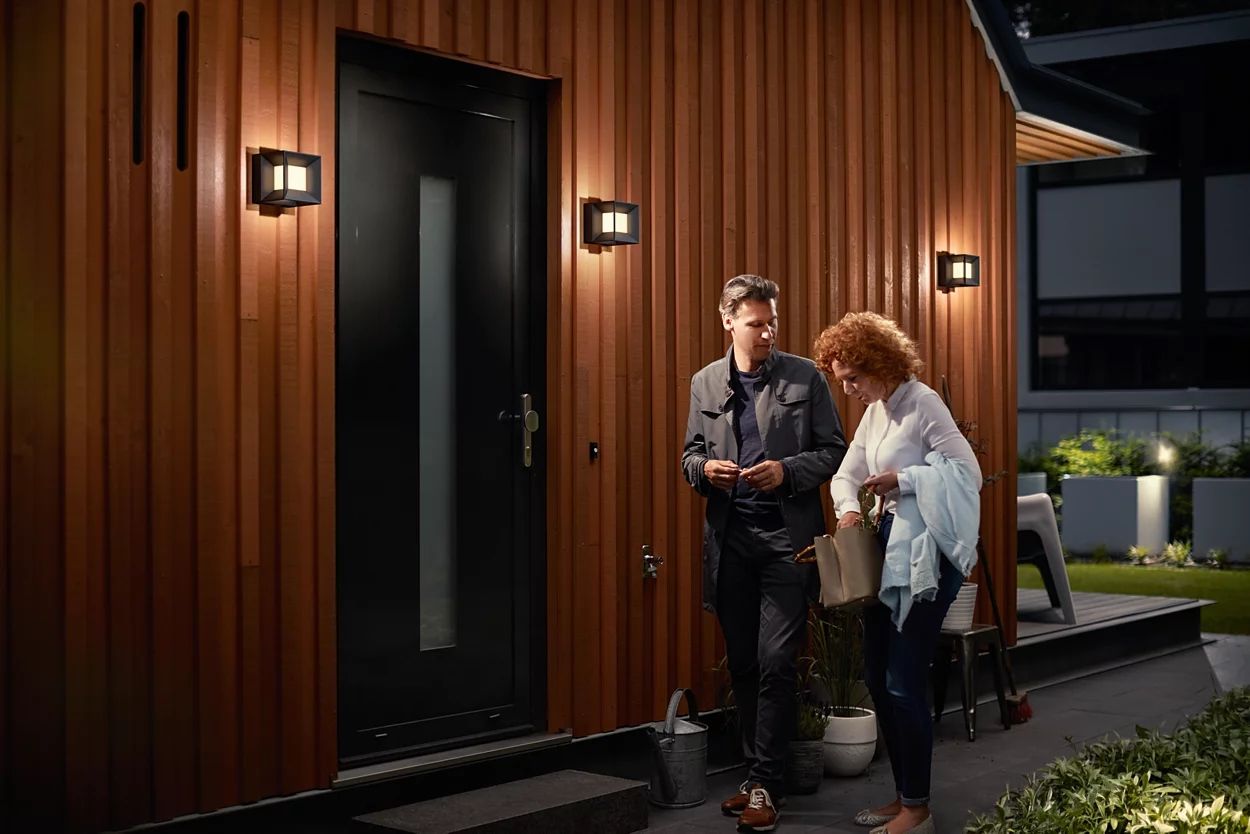 Zahradní LED nástěnné svítidlo Philips namontované na fasádě budovy