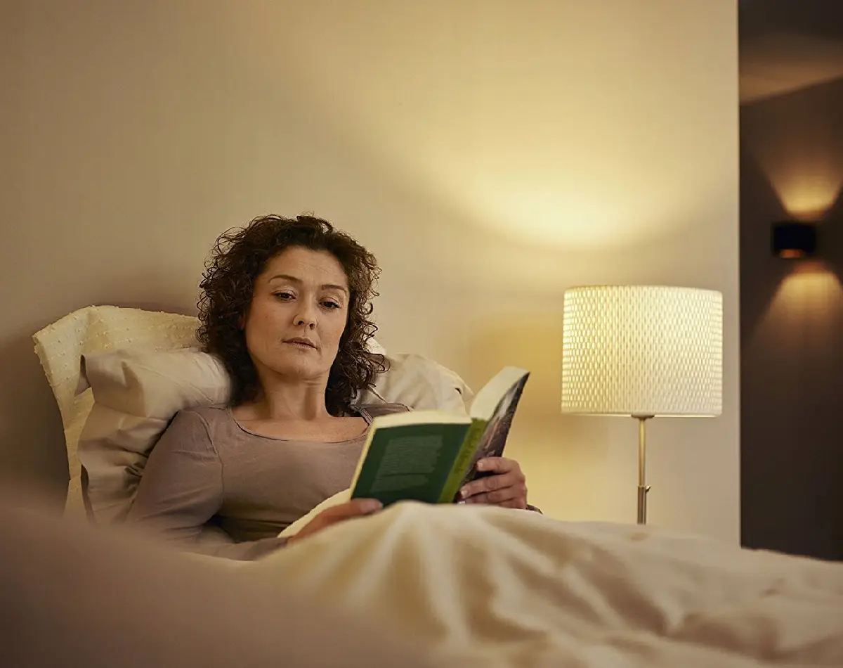 Grafika ženy čtoucí v posteli