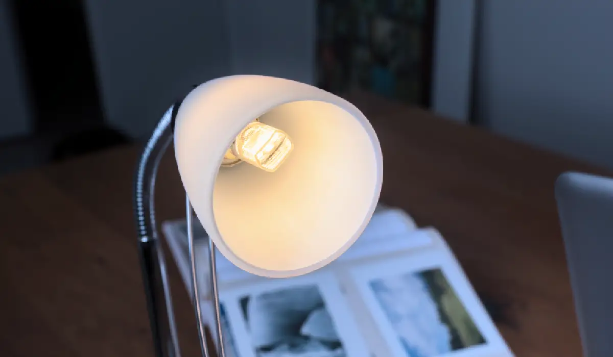 Grafika se stolní lampou