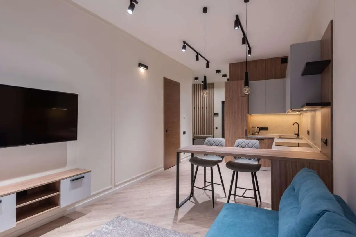 Neutrální barva LED světla v malé kuchyni se světlými dvířky