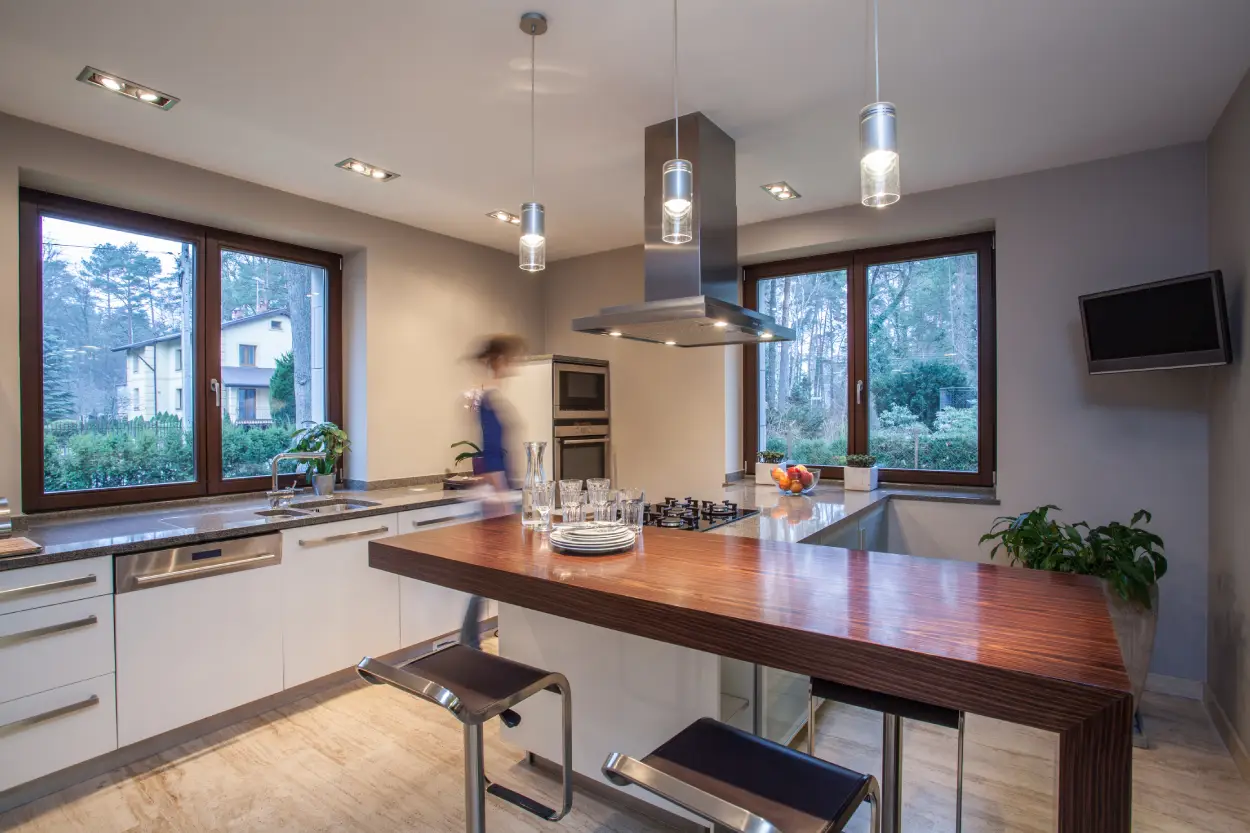 Malá kuchyně s lesklými povrchy a LED osvětlením odrážejícím světlo