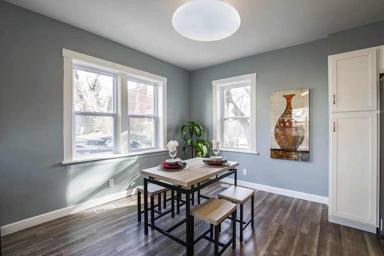 LED stropní svítidlo v malé kuchyni se světlou kuchyňskou linkou a rovnoměrným stropním osvětlením