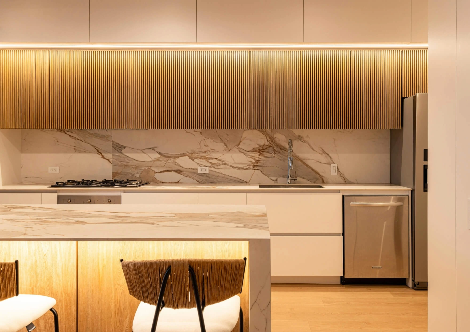 Kuchyně s LED podsvícením pod skříňkami a u ostrůvku