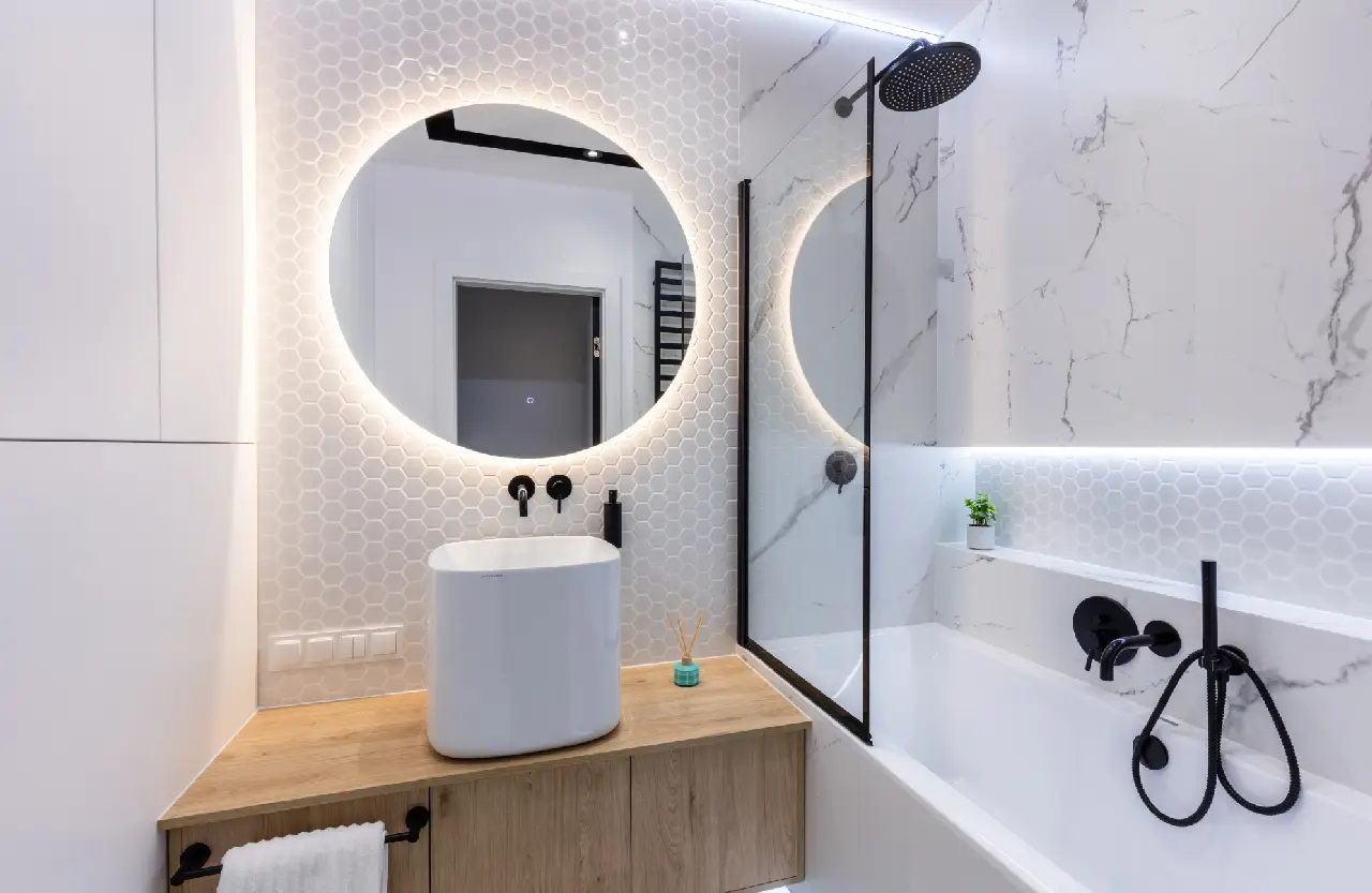 Malá koupelna se světlým a rovnoměrným stropním osvětlením