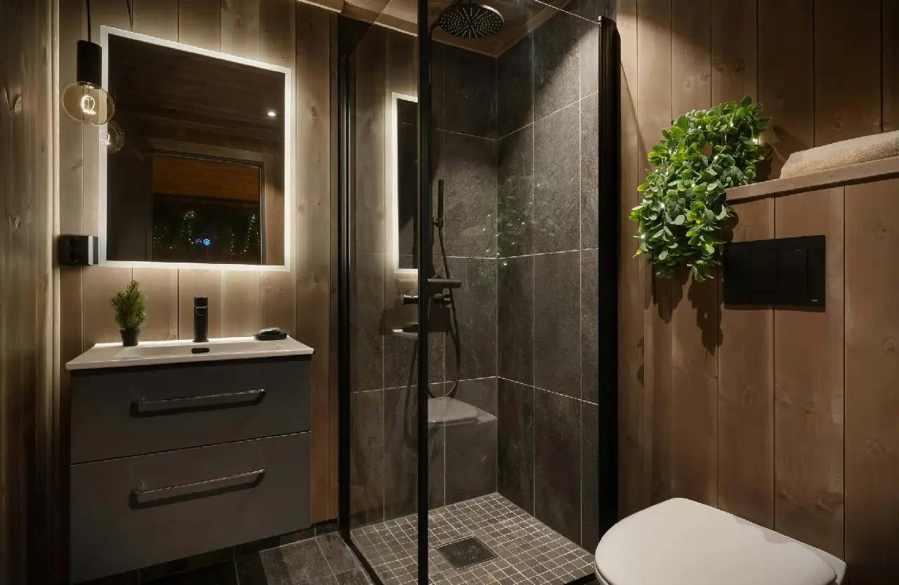 Doplňkové osvětlení v malé koupelně zvýrazňující interiér