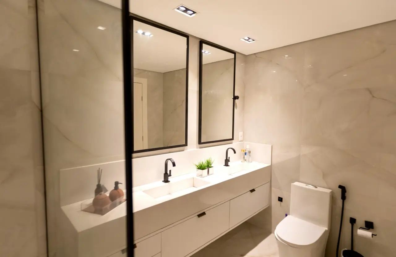 Světlá malá koupelna s rovnoměrným horním osvětlením