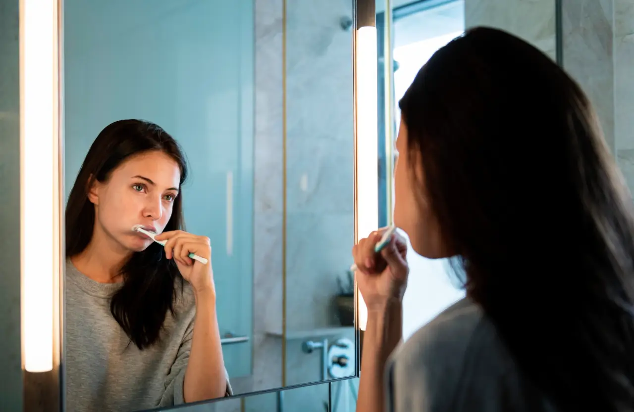 Celkové osvětlení v malé koupelně zajišťující dobrou viditelnost