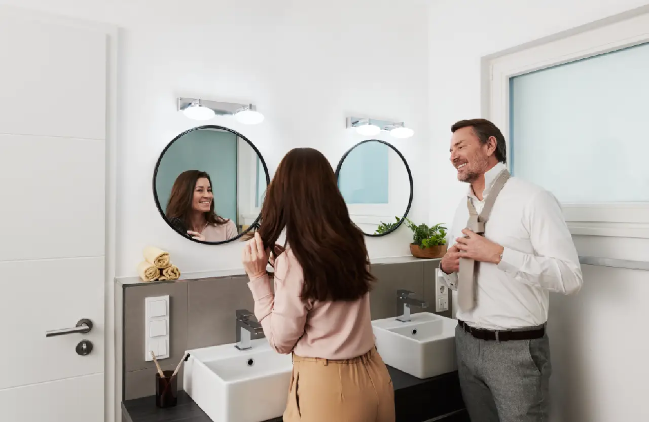 Osvětlení zrcadla v malé koupelně zlepšující viditelnost obličeje