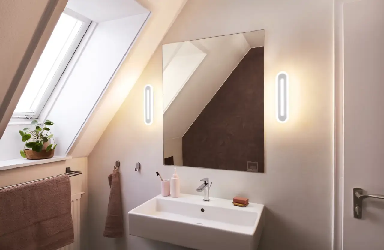Malá koupelna s dobře osvětlenou zónou umyvadla