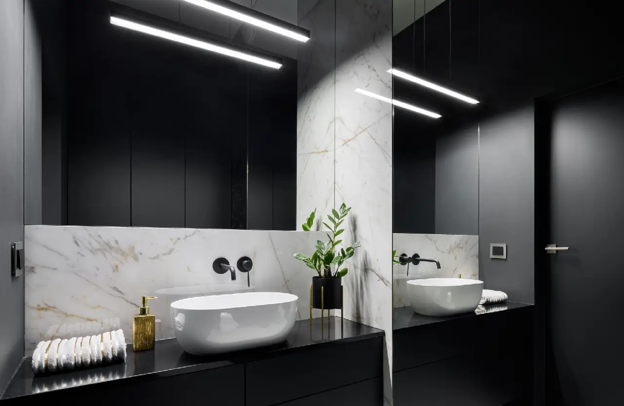 Malá koupelna s rozptýleným světlem a světlým interiérem bez stínů