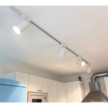 Přímý konektor pro třífázové přípojnice. černý