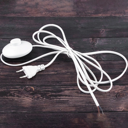 Nožní spínač s bílým kabelem