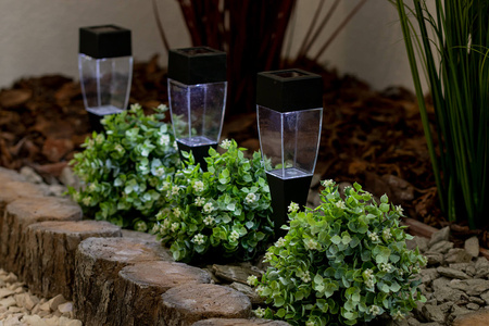 LED solární zahradní lampa 5500-6000K IP44 soumrakový senzor