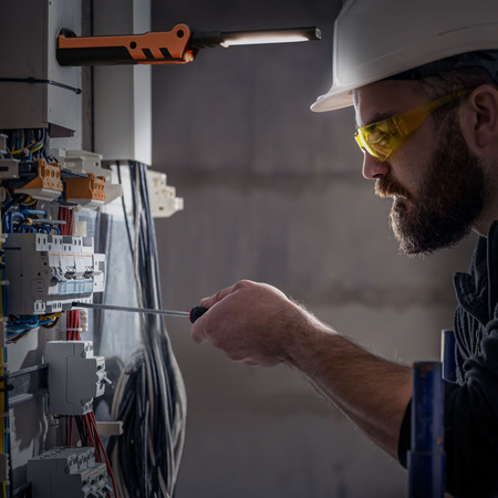 Dobíjecí ruční svítilna LED 5W 400lm 5 režimů UV stmívání Videx