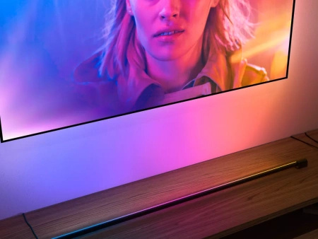 Lineární stolní lampa LED Play Tube Black GRADIENT EU/UK 20W CCT RGB PHILIPS HUE