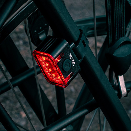 Zadní svítilna na kolo červená USB-C 6 režimů IPX6 POWERFUL VAYOX