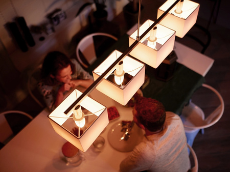 LED svíčka E14 B39 5,5W 2700K teplá bílá PHILIPS HUE White Bluetooth Zigbee žárovka