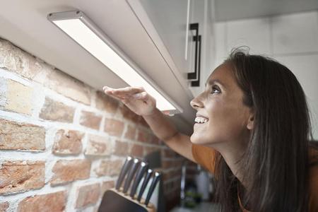 LED světelný pásek pod skříňku 4W 270lm CCT se senzorem pohybu Twilight Battery Grey Linear Ledvance