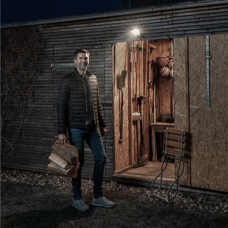 LED reflektor 30W 2400lm 6500K IP65 černý s pohybovým a soumrakovým senzorem + dálkové ovládání KOBI MHNC