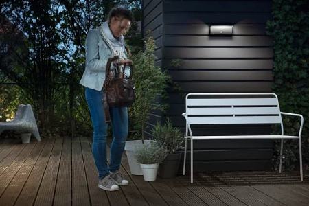 Zahradní LED nástěnné svítidlo BUSTAN 3,8W Pohybové čidlo 4000K neutrální bílá IP44 Antracit PHILIPS