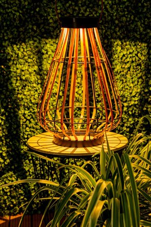 LED solární lampa Venkovní zahradní stojací závěsná lucerna 3000K IP44 37cm soumrakový senzor