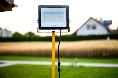 LED reflektor ZUNA2 Halogenová lampa 100W 4000K na stojanu + kabel + hermetický konektor LUMILED