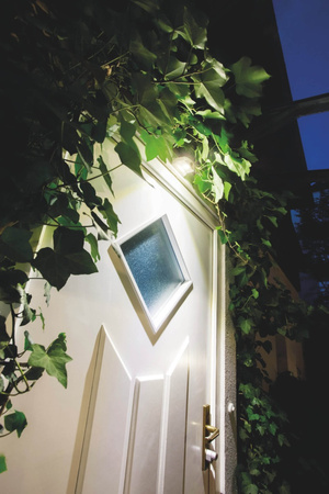 Orientální LED nástěnné svítidlo bílé. BATERIOVÉ napájení 0.95W 4000K Neutrální bila 40lm IP54 DOORLED DOWN LEDVANCE Motion Sensor