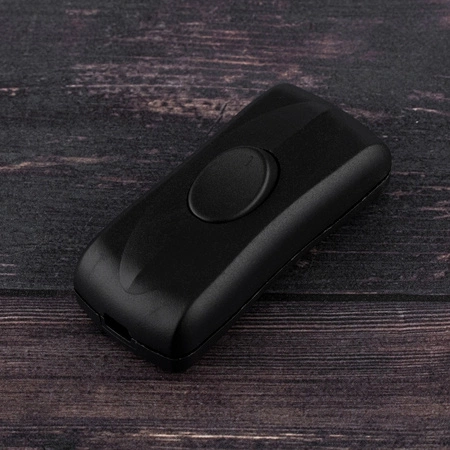 Kolébkový vypínač na černém krouceném kabelu