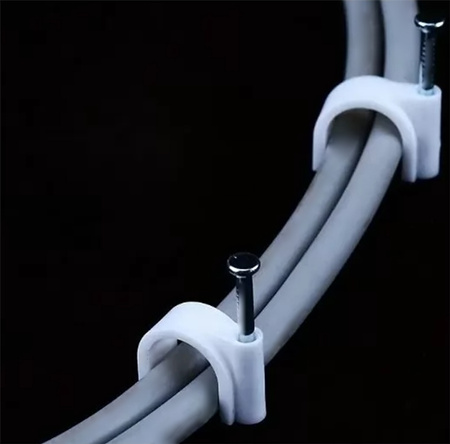 Kabelový úchyt s drátěným hřebíkem kulatý FLOP 8 mm bílý