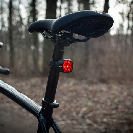 Zadní svítilna na kolo červená SMART USB-C 6 režimů IP66 POWERFUL VAYOX