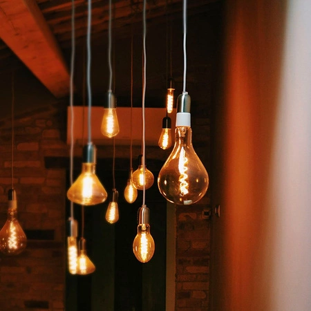 LED žárovka E27 PS160 Pear 8W = 42W 500lm 1800K teplá bílá 360° FILAMENT Amber Dimmable Videx