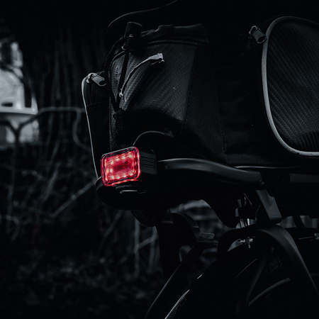 Zadní svítilna na kolo červená USB-C 6 režimů IPX6 POWERFUL VAYOX