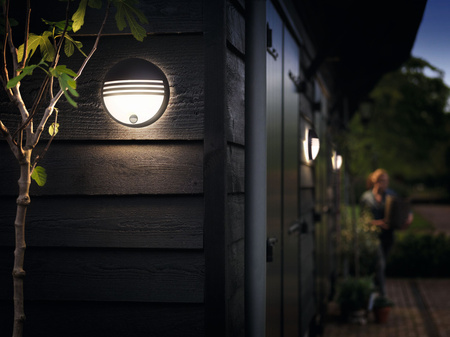Zahradní lampa LED nástěnná lampa YARROW IR myGarden 6W 2700K IP44 kulatá s pohybovým senzorem černá PHILIPS