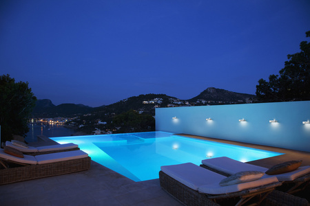 Venkovní zahradní lampa Venkovní nástěnná LED lampa 3W 300lm 3000K IP65 bílá se senzorem pohybu a soumraku Endura Ledvance