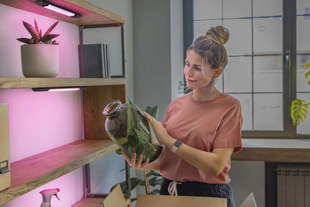 LED světlo pod skříňku se senzorem pohybu 4W 230lm 3000K teplé RGBw stmívatelné dálkové ovládání černé 30cm lineární hrany Ledvance