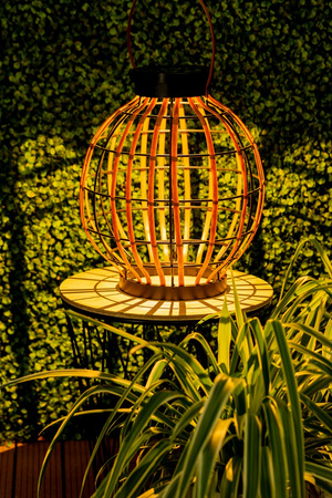 LED solární lampa Venkovní zahradní stojací závěsná lucerna 3000K IP44 30.5 cm soumrakový senzor