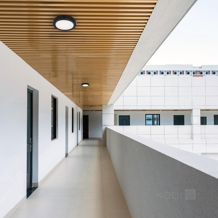 LED stropní svítidlo do koupelny s povrchovou montáží 12W 1140lm 4000K 120° s pohybovým a soumrakovým senzorem černé IP65 Nairos Kobi