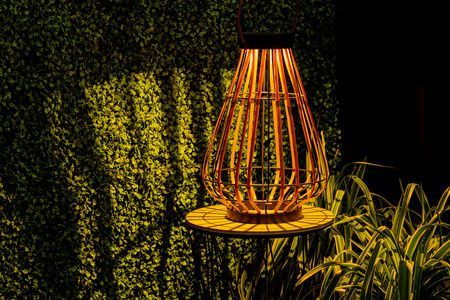 LED solární lampa Venkovní zahradní stojací závěsná lucerna 3000K IP44 37cm soumrakový senzor