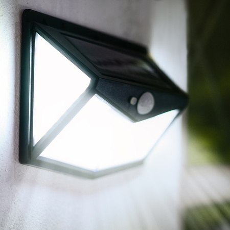 Solární zahradní venkovní nástěnná lampa 6500K Cold se senzorem pohybu a soumraku IP44 Black Lumina Kobi