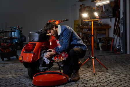 Reflektor LED 1x20W 1700lm 4000K IP65 na stojanu LEDVANCE WORKLIGHT TRIPOD Pracovní přenosný