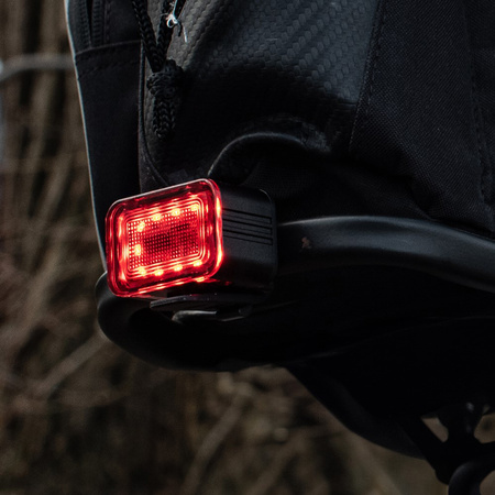 Zadní svítilna na kolo červená USB-C 6 režimů IPX6 POWERFUL VAYOX