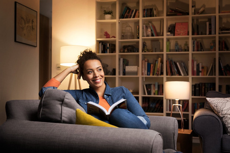 LED žárovka E27 A60 6W = 40W 470lm 2700K teplá bílá 240° OSRAM Star Dusk Sensor