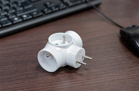 Rozdělovač elektrické sítě se šroubem R- 31 Zloděj 3 zásuvky s uzemněním VAYOX