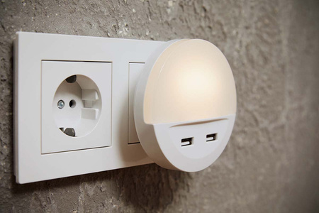 Zásuvková lampa Noční lampa s USB NABÍJEČKOU 12W LUNETTA LEDVANCE