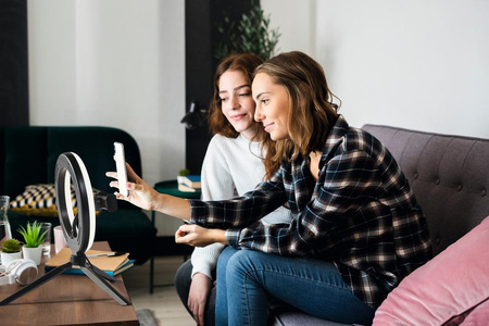 Mobilní LED kruhová stojací lampa pro selfie 5.5W 250lm CCT 20cm Bluetooth LEDVANCE + dálkové ovládání