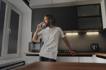 Lineární páskové svítidlo 4W 300lm 3000K teplé se soumrakovým senzorem pohybu bílé lineární Ledvance