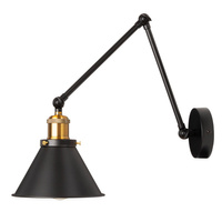 Černozlatá nástěnná lampa E27. rozbité kovové stínidlo. podkroví